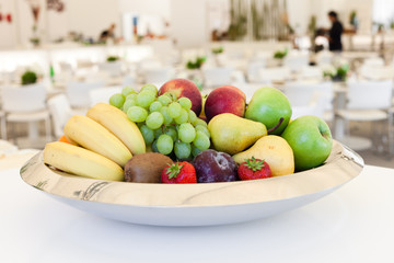 Schale mit frischem Obst