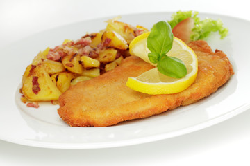 Schweineschnitzel Wiener Art mit Bratkartoffeln