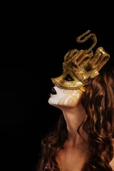 sexy Frau in goldener Partymaske © Heorshe