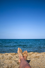 Pies con arena en la playa