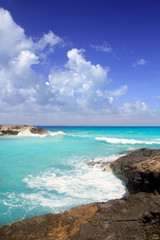 Fototapeta na wymiar Wagi są bezduszne Formentera północ skaliste wybrzeża Aqua
