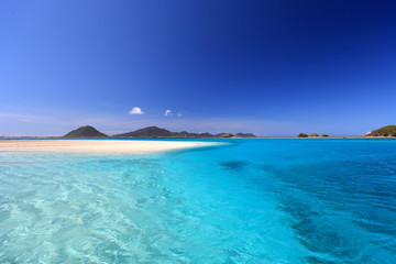 伊平屋島の澄んだ海と紺碧の空