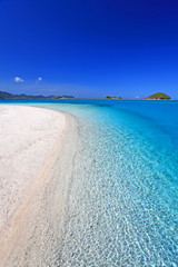 コバルトブルーの海と真っ青な空