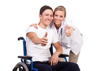 Fototapeta premium rollstuhlfahrer und ärztin zeigen daumen hoch
