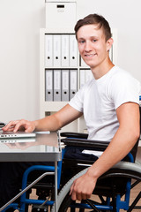 behinderter junger mann am arbeitsplatz