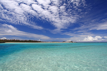 美しいエメラルドグリーンの海と青い空