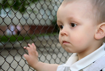 грустный ребенок