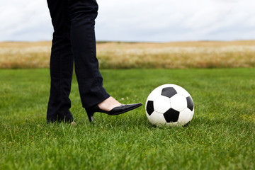 Fussball mit eleganten Frauenschuh 682