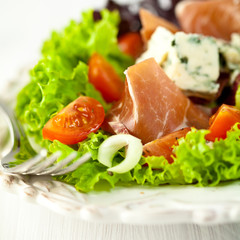 Vegetable salad with prosciutto crudo and blue cheese