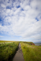 Fototapeta na wymiar Błękitne niebo w arbrouth - Północna Szkocja