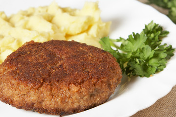 Cutlet with mashed potatoes and vegetables