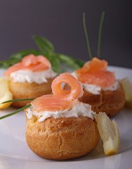 petits choux farcis à la crème et au saumon