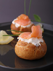 petits choux farcis à la crème et au saumon