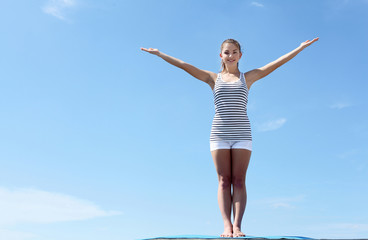 Obraz premium Portrait of a young woman doing exercises