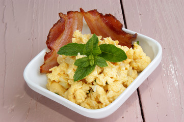 Rührei mit Speck und Minze in einer Schale