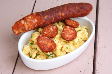 Rührei mit hausgemachter spanischer Salami