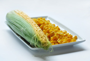Fototapeta Kolba kukurydzy i ziarno kukurydzy na talerzu obraz