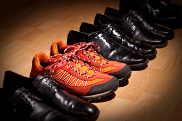 Schwarze und Sportschuhe
