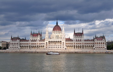 Fototapeta na wymiar Budapest parliament before storm,Hungary
