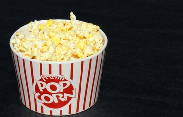 bol de pop corn sur fond noir
