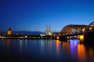 Kölner Rheinpanorama bei Nacht mit Dom und Hohenzollernbrücke