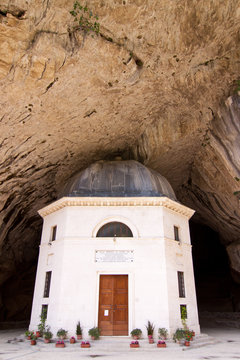 Santuario Madonna di Frasassi - Höhlen-Wallfahrtskirche