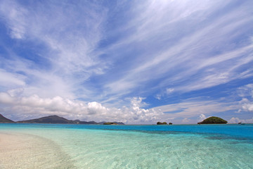 伊平屋島の澄んだ美しい海と白い雲