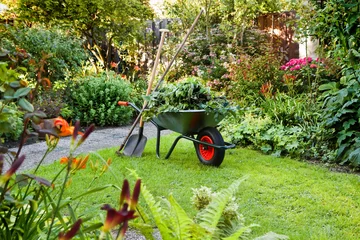 Arbeiten mit Schubkarre im Garten