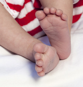 petits pieds d&eacute;licats de b&eacute;b&eacute;