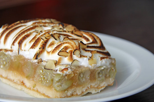stachelbeer-baiser-kuchen