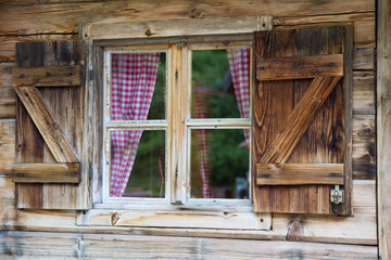 Fenster einer Berghütte in Südtirol