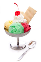 Buntes Eis mit drei Kugeln Eis