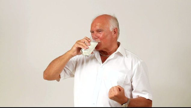 Ein Mann genie&szlig;t ein Glas Milch