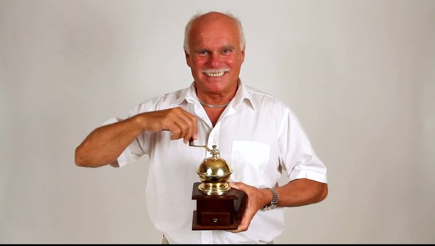 Ein Mann mahlt mit einer M&uuml;hle