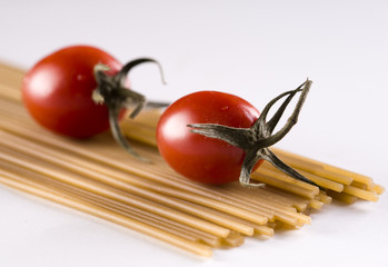 Pomidory koktajlowe i spaghetti