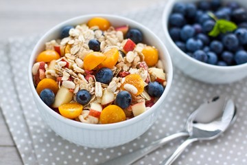 Morning muesli with bilberry and physalis