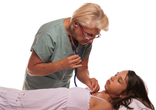 femme m&eacute;decin qui oscule une adolescente malade