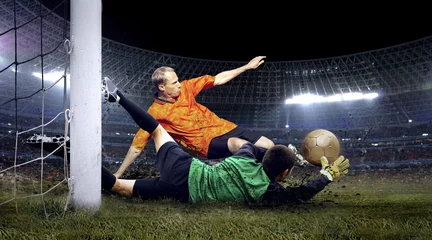 Poster Voetballer en sprong van keeper op het veld van stadion a © Andrii IURLOV