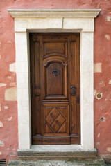 Fototapeta na wymiar Drzwi wejściowe w Prowansji