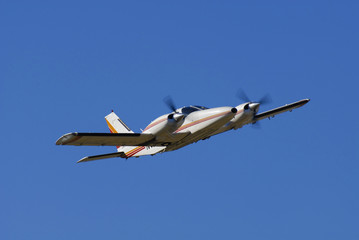 petit avion de tourisme bimoteurs