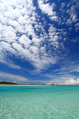 Fototapeta na wymiar 伊平屋島の美しい海と空に浮かぶ白い雲