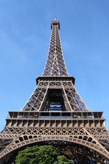 La Tour Eiffel vue depuis le Champs de Mars &agrave; Paris