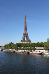 Fototapeta na wymiar La Tour Eiffel vue depuis le pont de Bir Hakeim à Paris