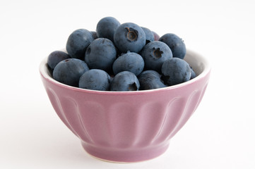 Blaubeeren im Keramikschälchen