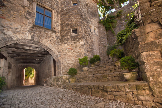 Fototapeta Banon vieux village - rue des arcades