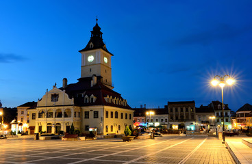 Fototapeta na wymiar Brasov Rady Square, nocny widok w Rumunii
