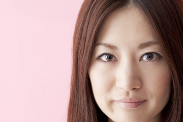Naklejka premium 見つめる女性