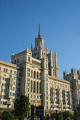 Fototapeta na wymiar Fasada budynku wieżowiec na nabrzeżach druciarze