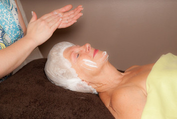 Femme en train de se faire masser le visage