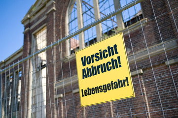 Fototapeta premium Warnschild Vorsicht Abbruch